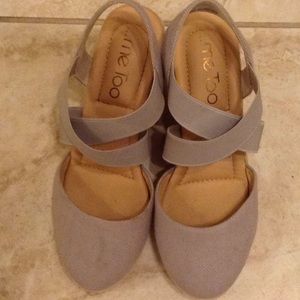 Me too Brinley espadrille wedge size 6 grey